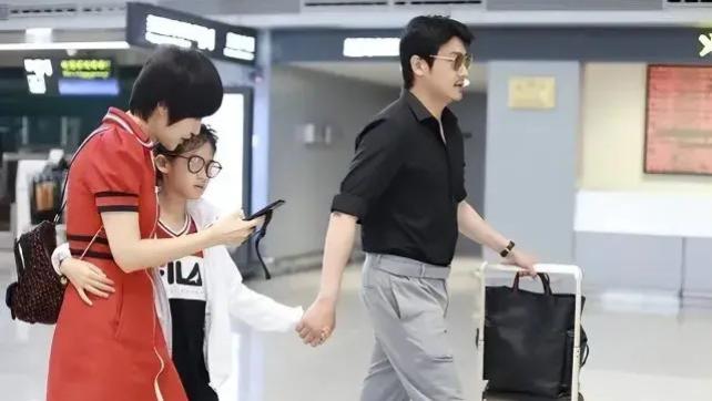 陆毅|陆毅一家三口现身机场，43岁陆毅又胖又油腻，而鲍蕾看起来苍老！