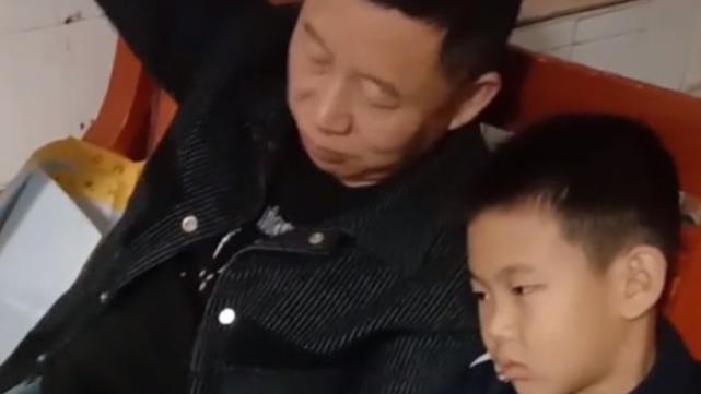 |太难了！孙辉偷玩卓妈手机被抓包，粉丝做法讨人嫌，网友：过分了