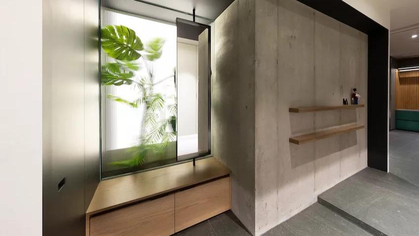 装修不再“循规蹈矩”，减少家具数量，阳光房里砌花坛过小资生活