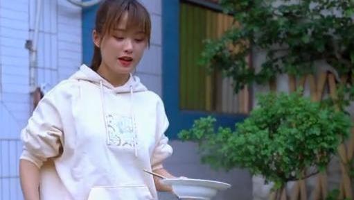 |网红严素穿JK裙做饭，丈夫罕见出来发声