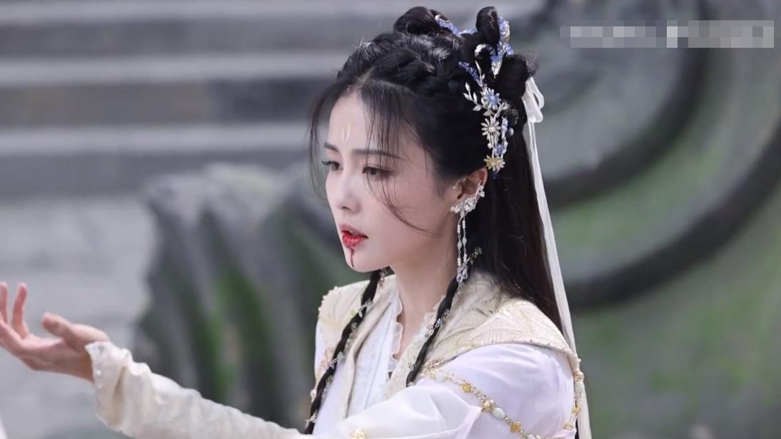 白梦妍|《长月烬明》服化道出圈，白鹿张芷溪离开于正滤镜，颜值都回春了