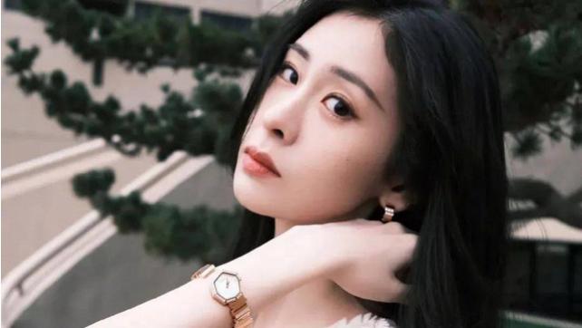 张碧晨|张碧晨陷代孕风波，好友晒她孕照力证，躺在病床上的张碧晨很虚弱