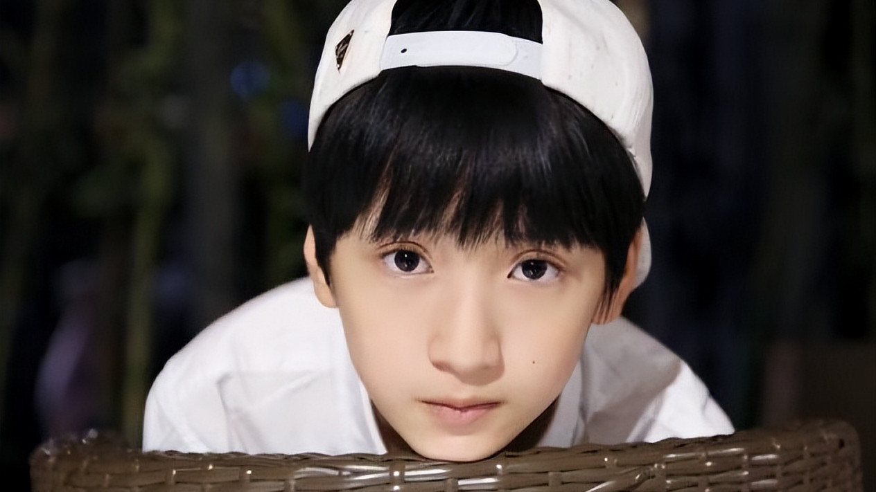 严浩翔|晒花悼念去世粉丝，后因吐槽李泽言台词羞耻，惨遭其粉丝疯狂围攻