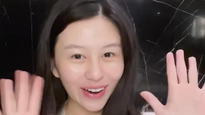 邱淑贞|邱淑贞女儿罕晒素颜照，穿开衫配黑色打底衫，厚嘴唇颜值被爸拉垮