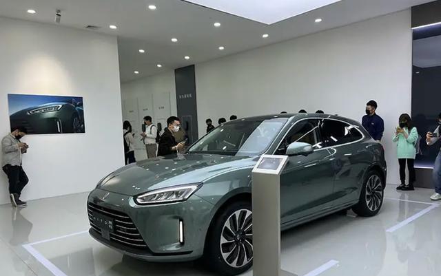 华为新能源汽车6月销量破万，宁德时代董事长表示：紧跟华为身后