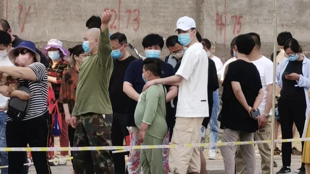 郭德纲|郭德纲一家排长队被偶遇！老婆穿花裤子接地气，儿子大肚腩太抢镜