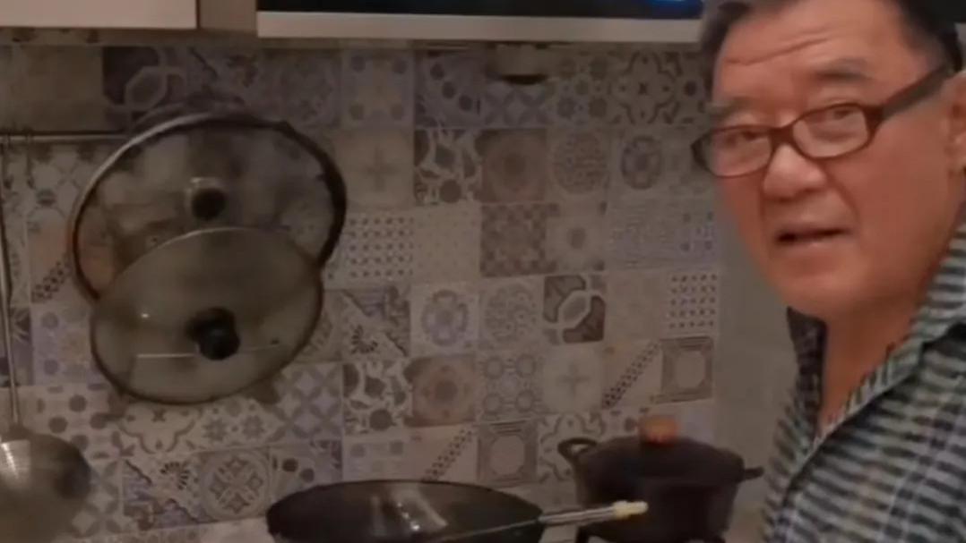 跨年晚会|著名演员李立群在家中请朋友吃饭：喝了很多酒后吐真言