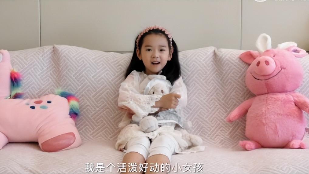 董璇|董璇为爱女庆生，小酒窝长大后想当空姐，高云翔扮牛仔弹吉他出镜