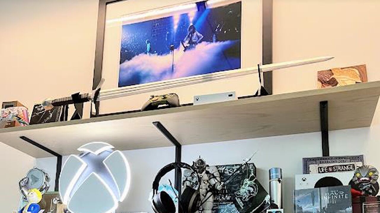 玩家猜测Phil Spencer在视频里展示的架子, 暗示Xbox云游戏设备