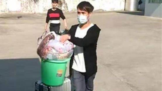 工人|年轻人的“提桶跑路”，为何逐渐演变成，一种普遍的社会现象？