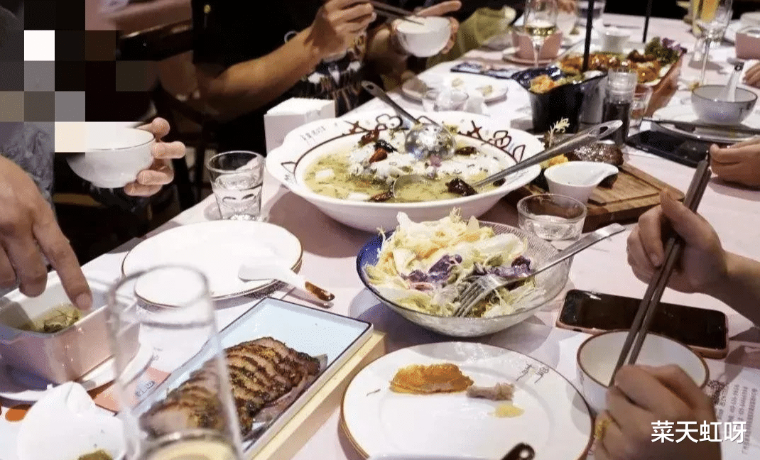 |为什么有人说，饭局上把手机放桌面的行为最能看出一个人的人品？