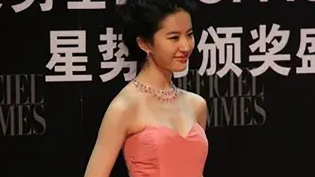 刘亦菲|刘亦菲穿公主裙亮相，被指拍照动作不自然，双手摆放位置成了槽点