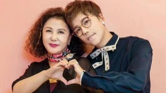 刘维|刘维母亲张英因病去世，享年63岁，刘维为照顾母亲曾累到输液