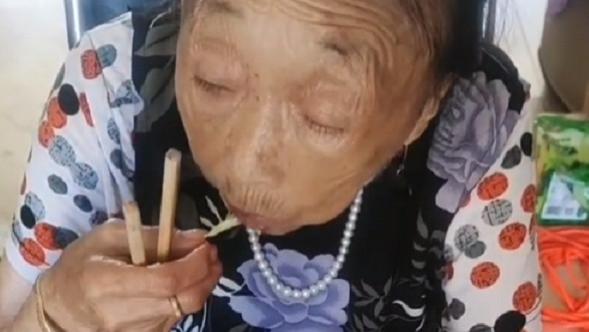 家产|马玉琴干吃生茄子把蘸酱，后悔将全部家产给儿孙，网友：自作自受