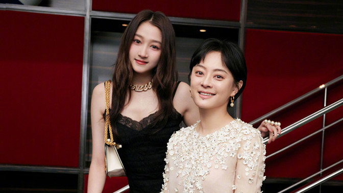 关晓彤|关晓彤孙俪时隔14年再同框营业，格格穿吊带成大姑娘，孙俪老不少