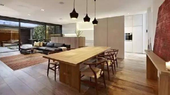 240㎡别墅装修完工了，光这院子就值上百万，优雅