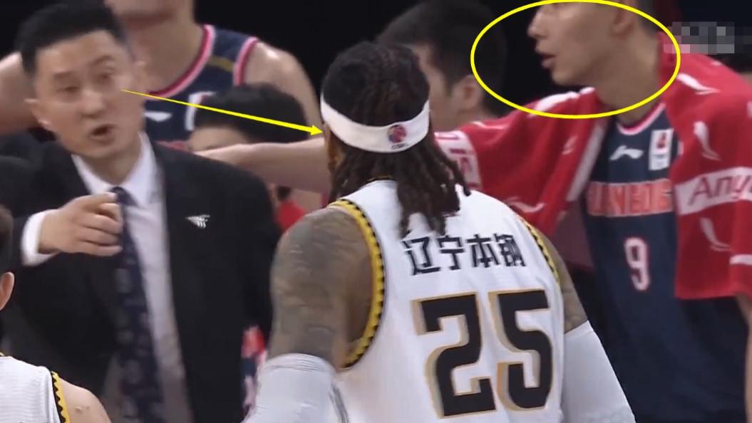 周鹏|周鹏重摔受伤！杜锋怒了，直接冲进场内，可谁注意阿联，大哥急了