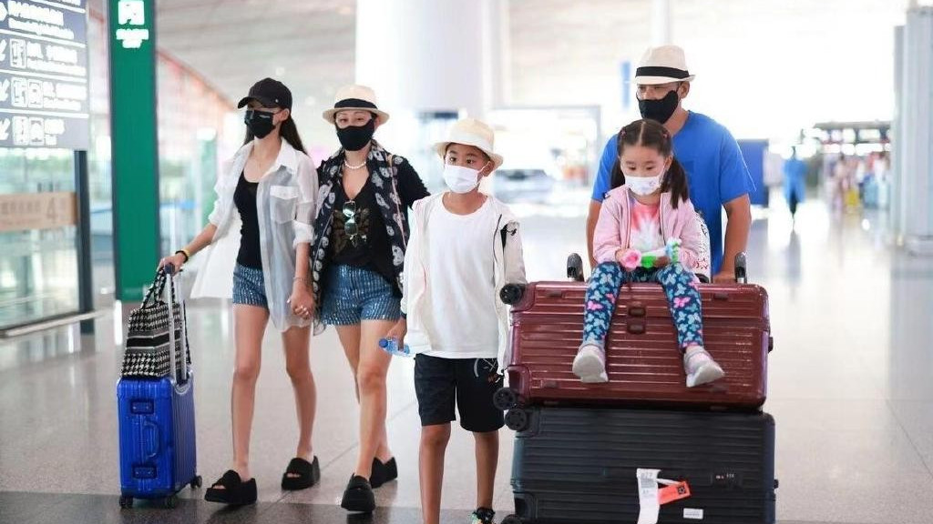 写真|赵文卓一家五口走机场，妻子戴丝巾显贵气，13岁女儿身材不输明星
