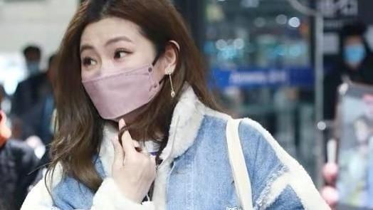 Selina|Selina恋爱后首亮相！穿羊绒羔少女感大爆棚，笑容甜美终于迎来幸福