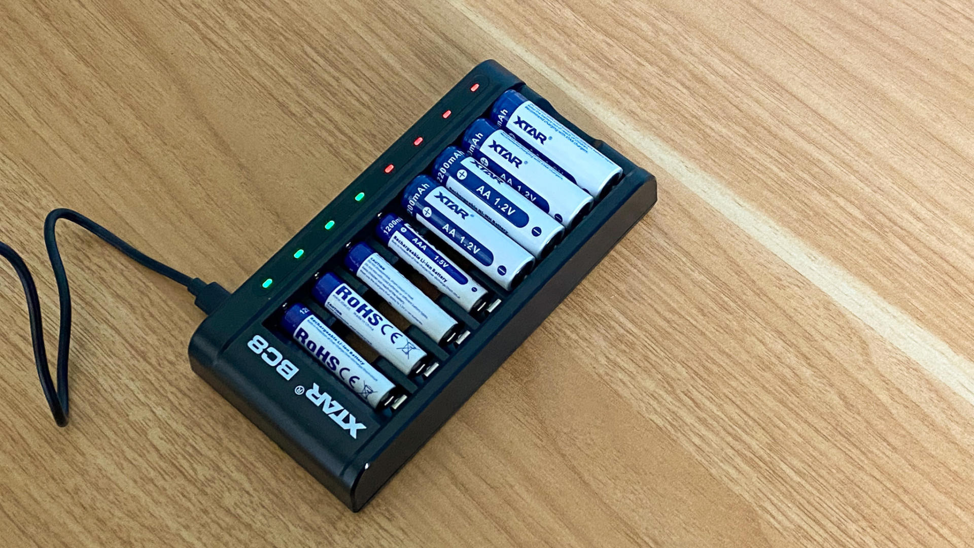 充电器|让5号7号旧电池起死回生，镍氢锂电可混充，入手8位新款充电器