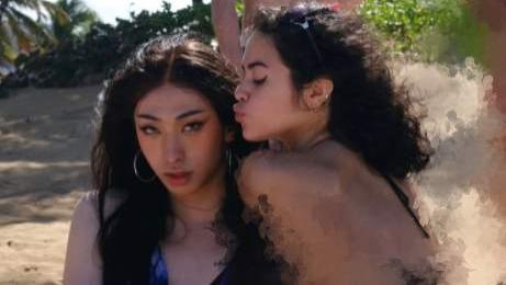 庾恩利|伊能静儿子再穿深V装，吞云吐雾尽显妩媚，与外国辣妹合照似姐妹