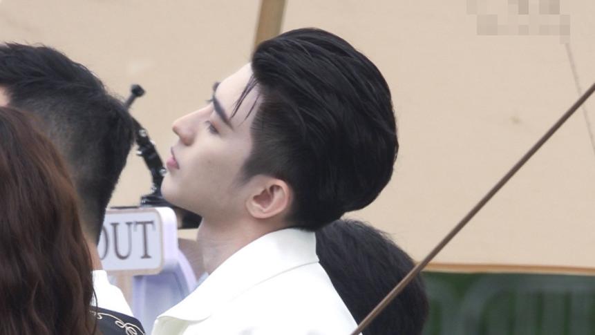 蔡徐坤|蔡徐坤才是真的“发量王”，录《跑男10》梳大背头，我承认我酸了