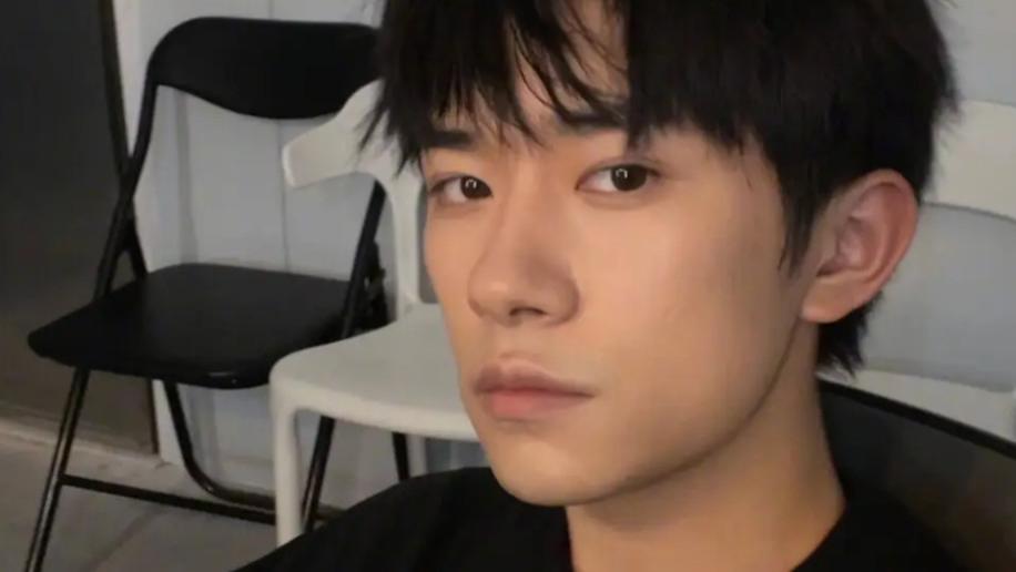 大S|易烊千玺在错乱复杂的娱乐圈中，一直在尽可能地表达真实的自己