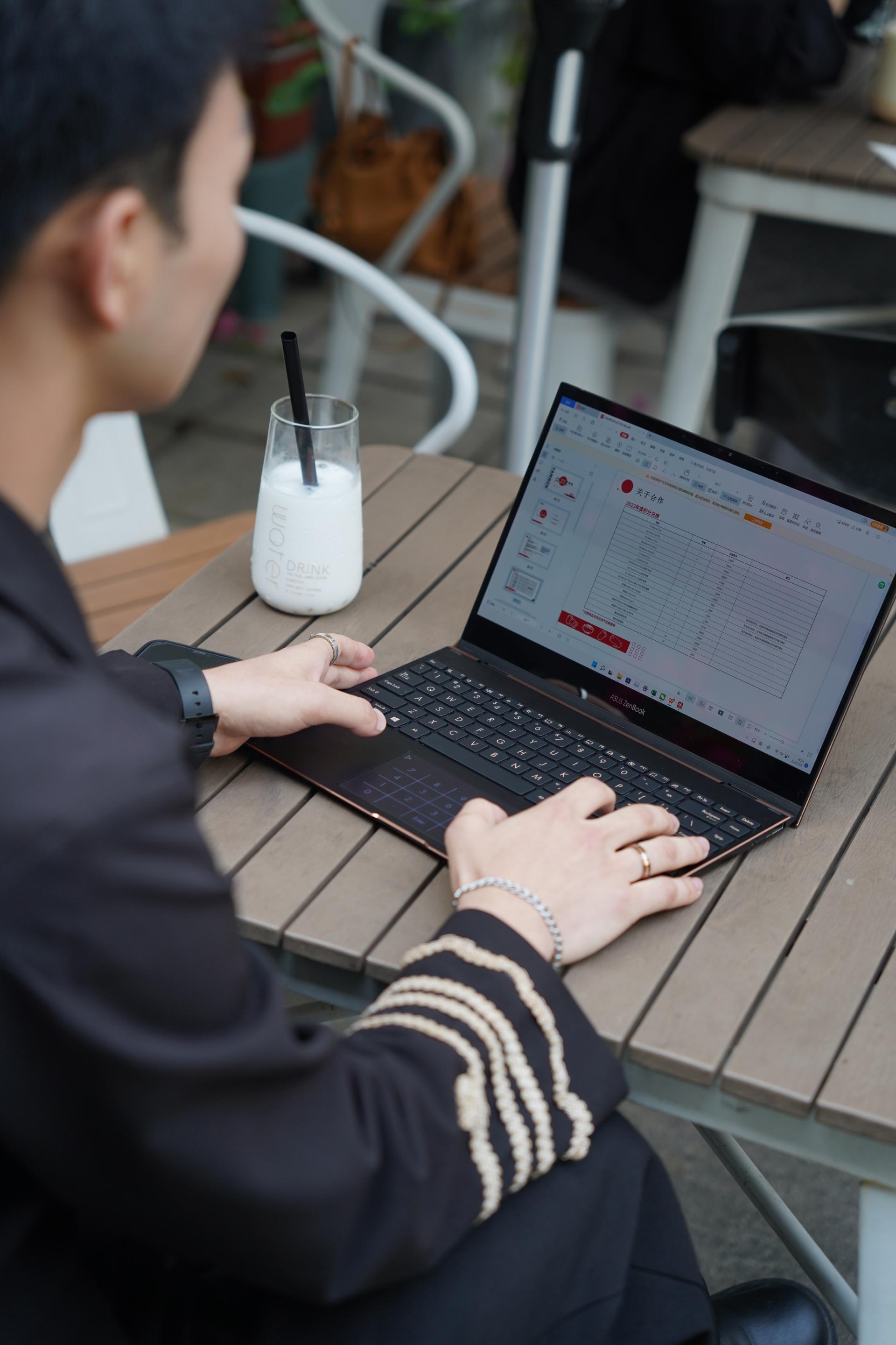 华硕灵耀|华硕灵耀X逍遥360°翻转本体验:高效便携的商务首选