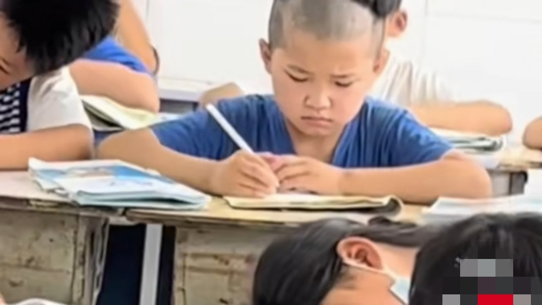 底妆 小学生发型有个性，这种学生不多了
