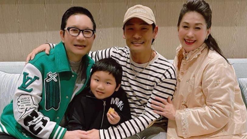 杜德伟|杜德伟携妻儿回内地，吃豪华大餐太惬意，5岁儿子已提早放暑假