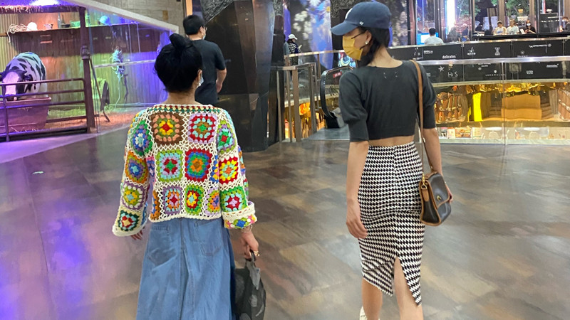 殷桃|好闺蜜！殷桃和黄小蕾一起逛街，性感露脐装搭配开叉裙，气质绝了