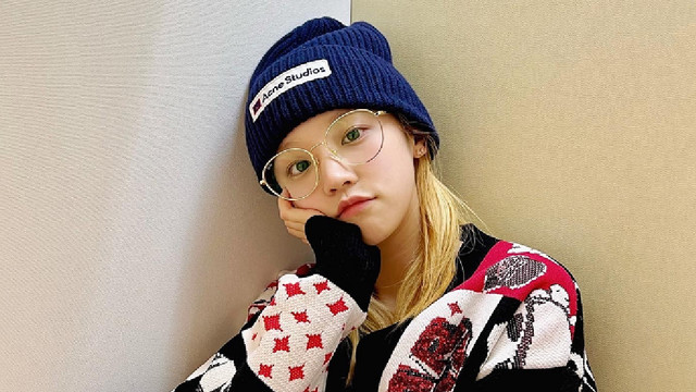 王嘉尔|宋雨琦夜宿王嘉尔家中，隔天手捧玫瑰花回酒店，恋情曝光猝不及防