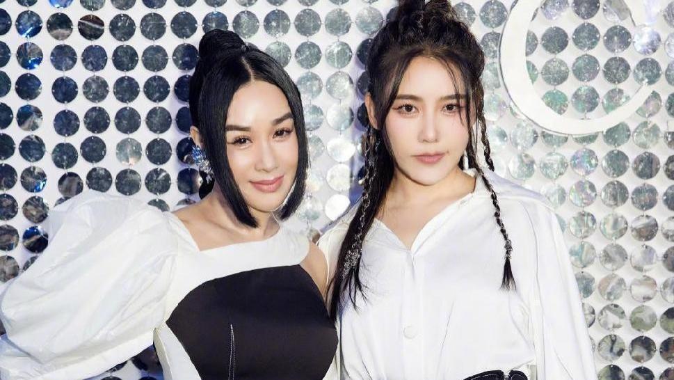 钟丽缇的身材真完美，穿泡泡袖开叉裙秀长腿，配渔网鞋挺高调