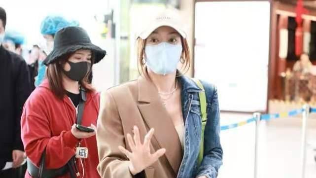 秦岚|“秦岚”真是越来越会打扮了，拼接外套搭牛仔裤，个性有范还时髦