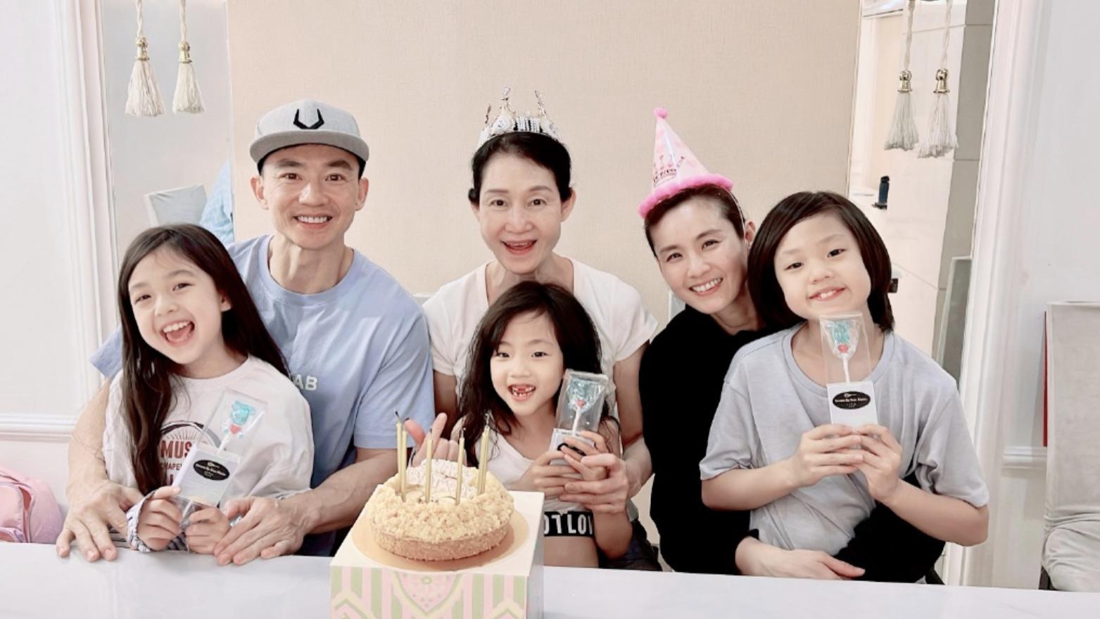 刘畊宏|刘畊宏晒全家福为岳母庆生，不忘安利健身好习惯，丈母娘难得面露笑容