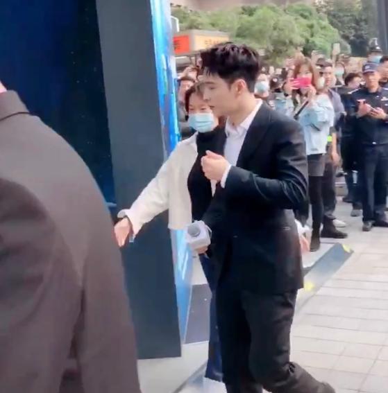 张艺兴|张艺兴现身杭州，女主持直接语无伦次，他一句话点燃全场