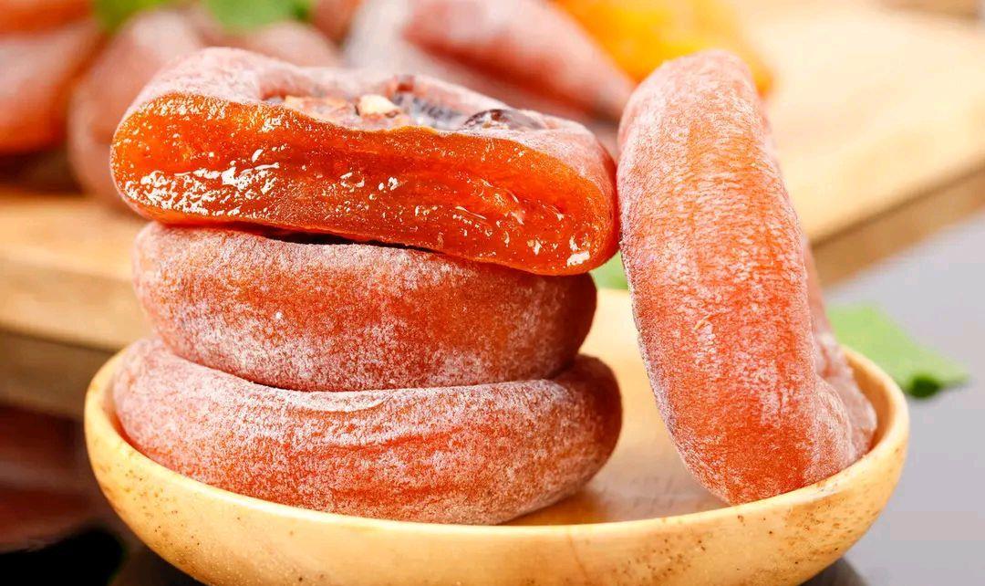 柿饼子是每年我家里过除夕的时候，老妈都要让我们每个人吃上一个的吉祥