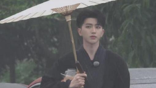 白梦妍|《跑男》古装撑伞路透曝光，蔡徐坤像保镖，白鹿一身绿装碾压baby
