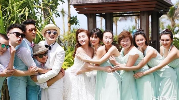 柳岩|包贝尔的婚礼，柳岩穿抹胸裙任婚礼伴娘，伴郎团欲扔其下水遭批