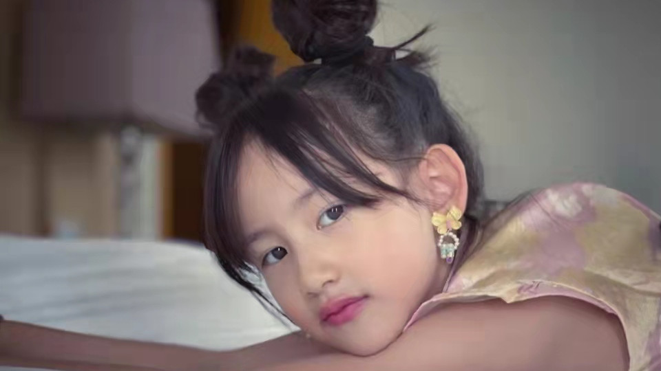 黄磊|黄磊8岁小女儿近况曝光！穿粉旗袍四肢纤细，涂口红戴耳环太成熟