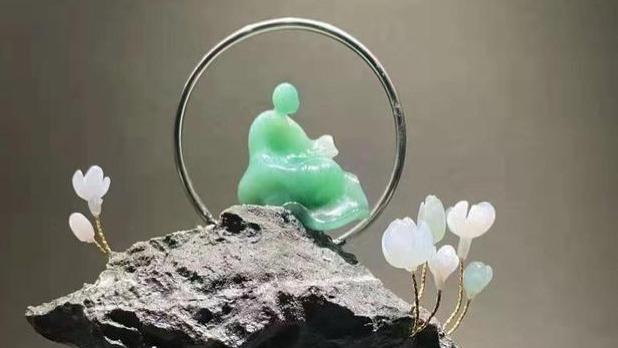 翡翠|原材料有多糟糕，成品就有多惊艳，翡翠摆件是化腐朽为神奇的过程
