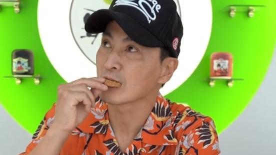 何家劲|62岁展昭何家劲晒近照！穿花衬衫年轻似小伙，退圈后开工厂当老板