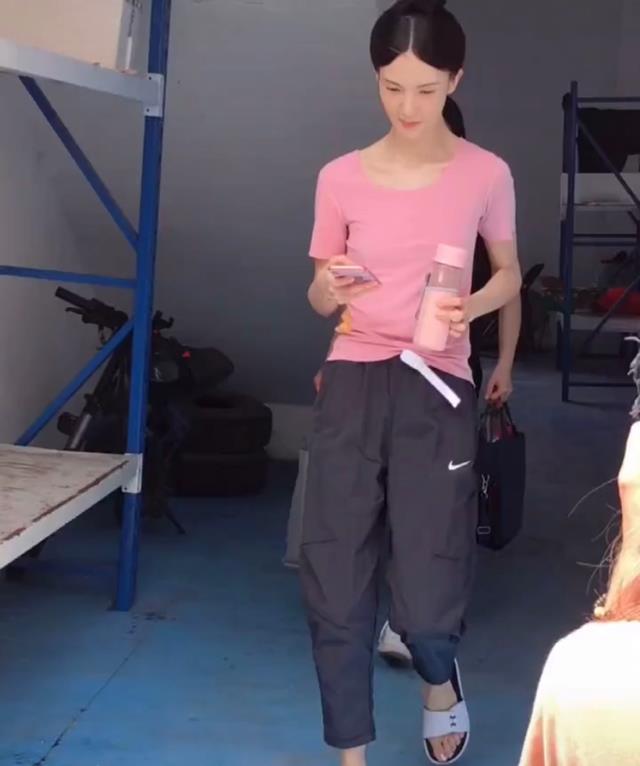 金晨|金晨穿拖鞋低调出行，还手持温水杯，网友：超A身材令人羡慕