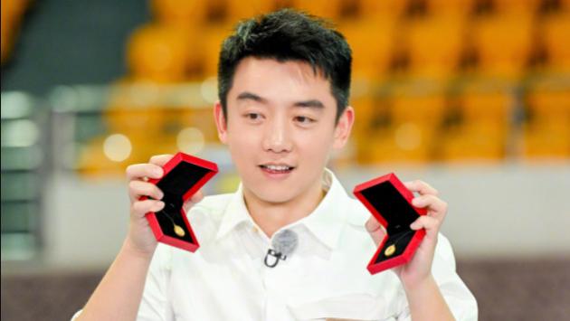 郑恺|郑恺900万股权被冻结，妻子才生了二胎，《跑男》恐将被连累