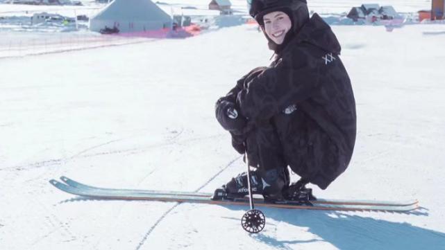 何穗|超模何穗晒滑雪美照，开心的像个孩子，皮肤比雪还要白
