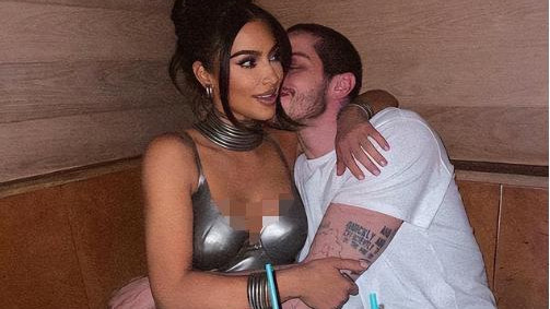 金·卡戴珊|41岁金·卡戴珊晒泳装照，身上只有两条细带，离婚后越发迷人