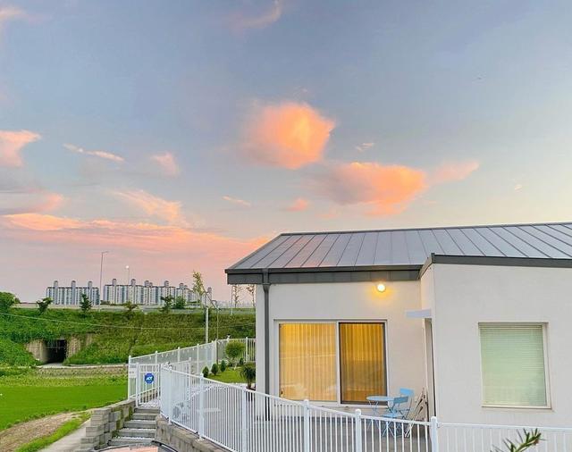 |这是漫画里的家吧!小平房带院子,一边烧烤一边看风景,让人向往