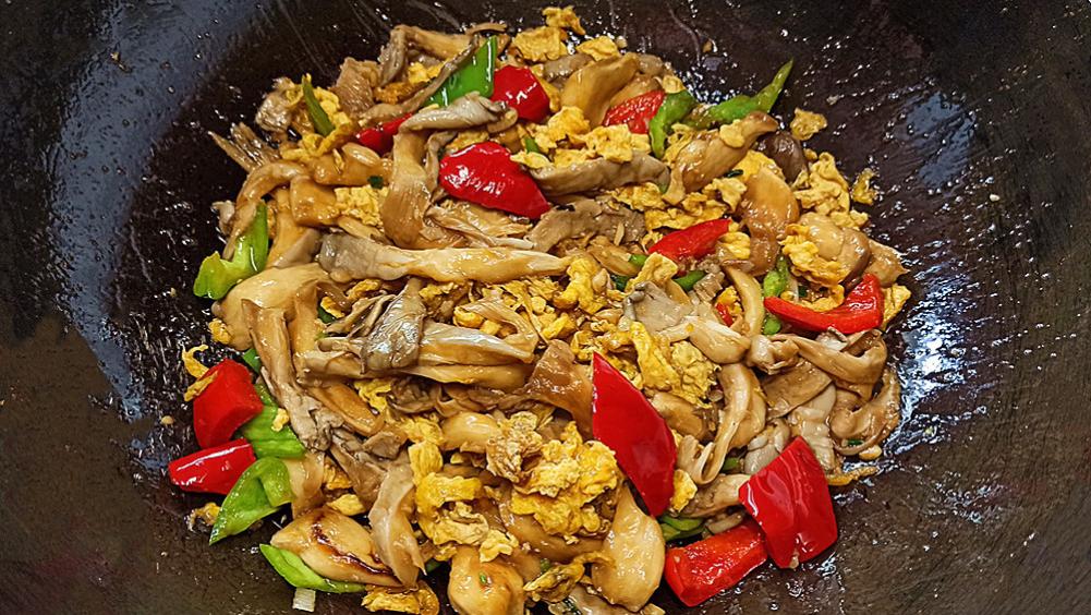鸡蛋|鸡蛋炒平菇，口感爽滑，味道十分鲜美好吃，一不小心就会多吃饭！