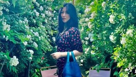 朱珠|朱珠携一家人外出游玩，穿老公外套低调秀恩爱，爸妈罕见现身陪同