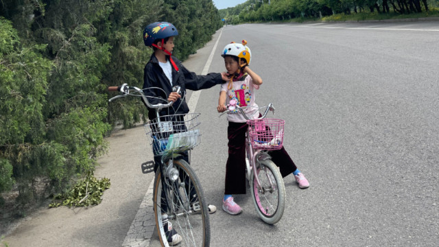 姚晨|姚晨带儿女骑行，土豆贴心为妹妹戴头盔，兄妹俩散文式对话超温馨